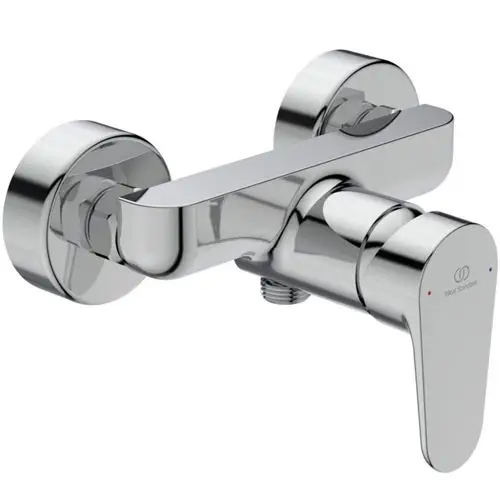 Chrome-finish Brausearmatur mit einem seitlichen Hebel zur Temperatur- und Wassermengenregulierung, montiert an der Wand. Die Armatur gehört zur Marke Ideal Standard.